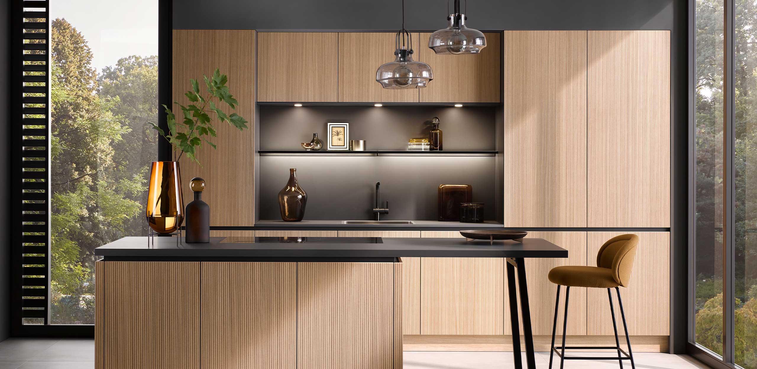 Moderne Küche mit Holzdetails und Hängelampen
