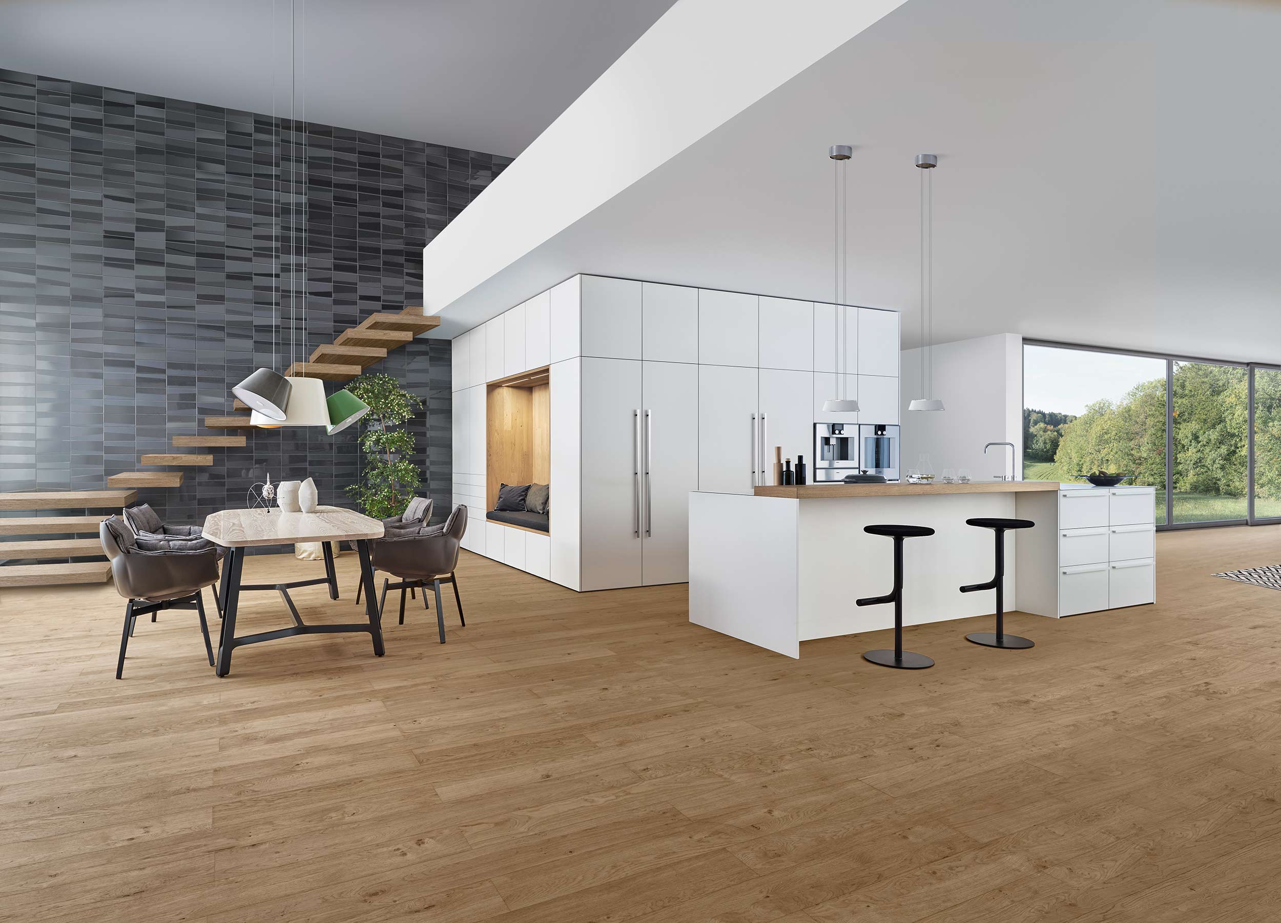 Moderne offene Küche mit Holzfußboden und Essbereich