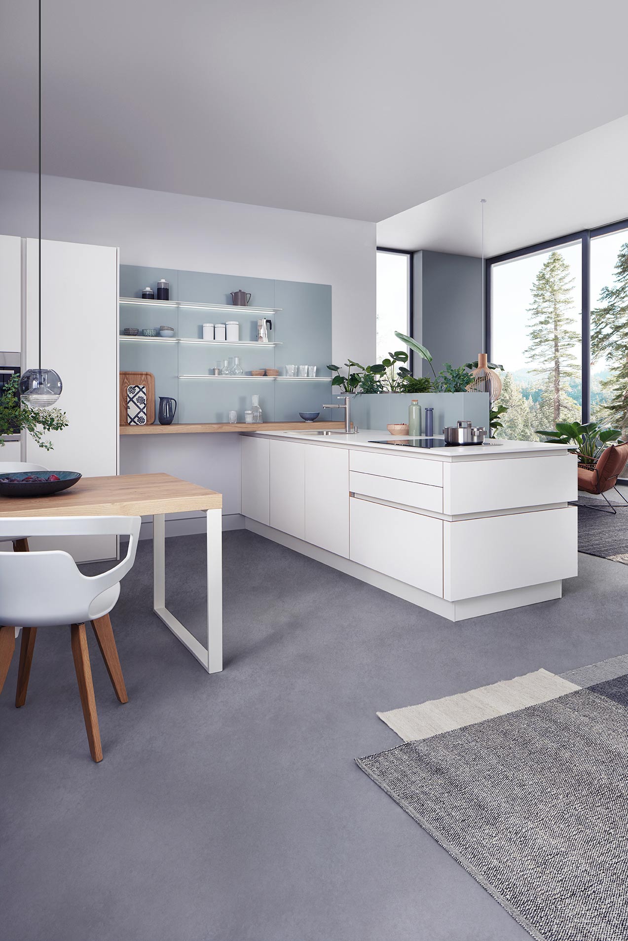 Moderne weiße Küche mit Holzdetails und Fenstern