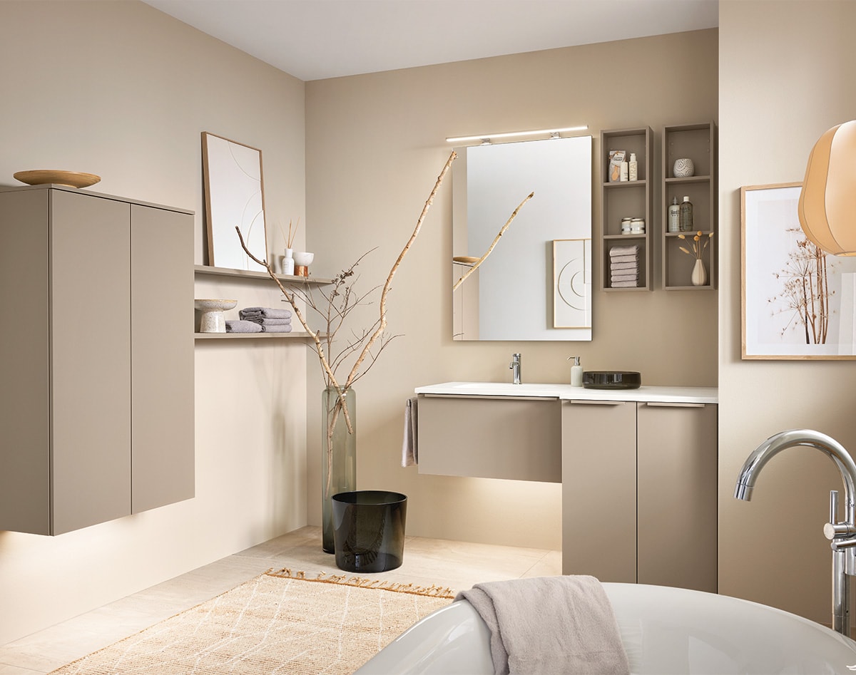 beispiel 1 Modernes Badezimmerdesign mit minimalistischer Einrichtung.