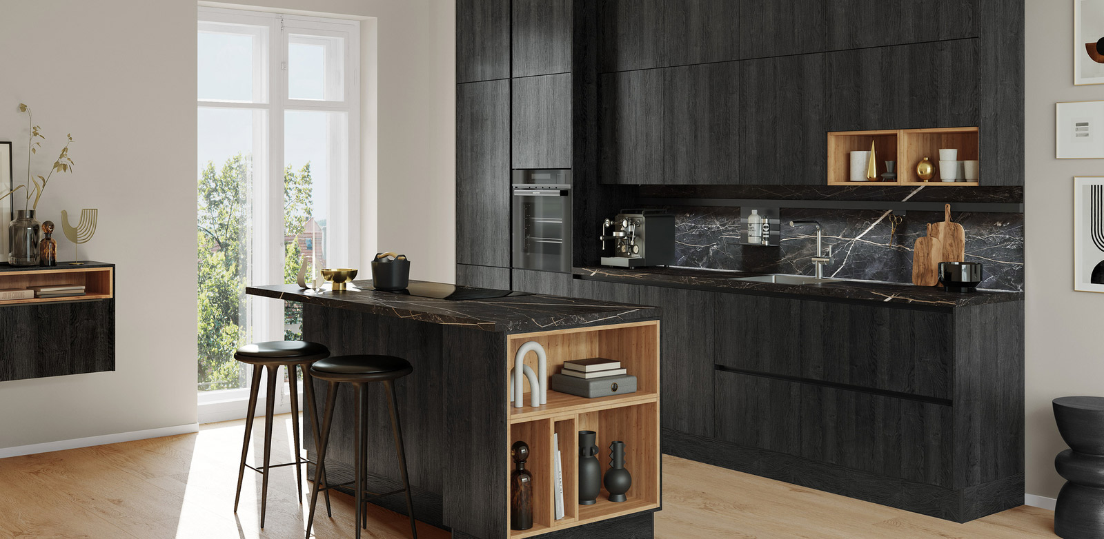 Moderne schwarze Küche mit Holzakzenten und Licht