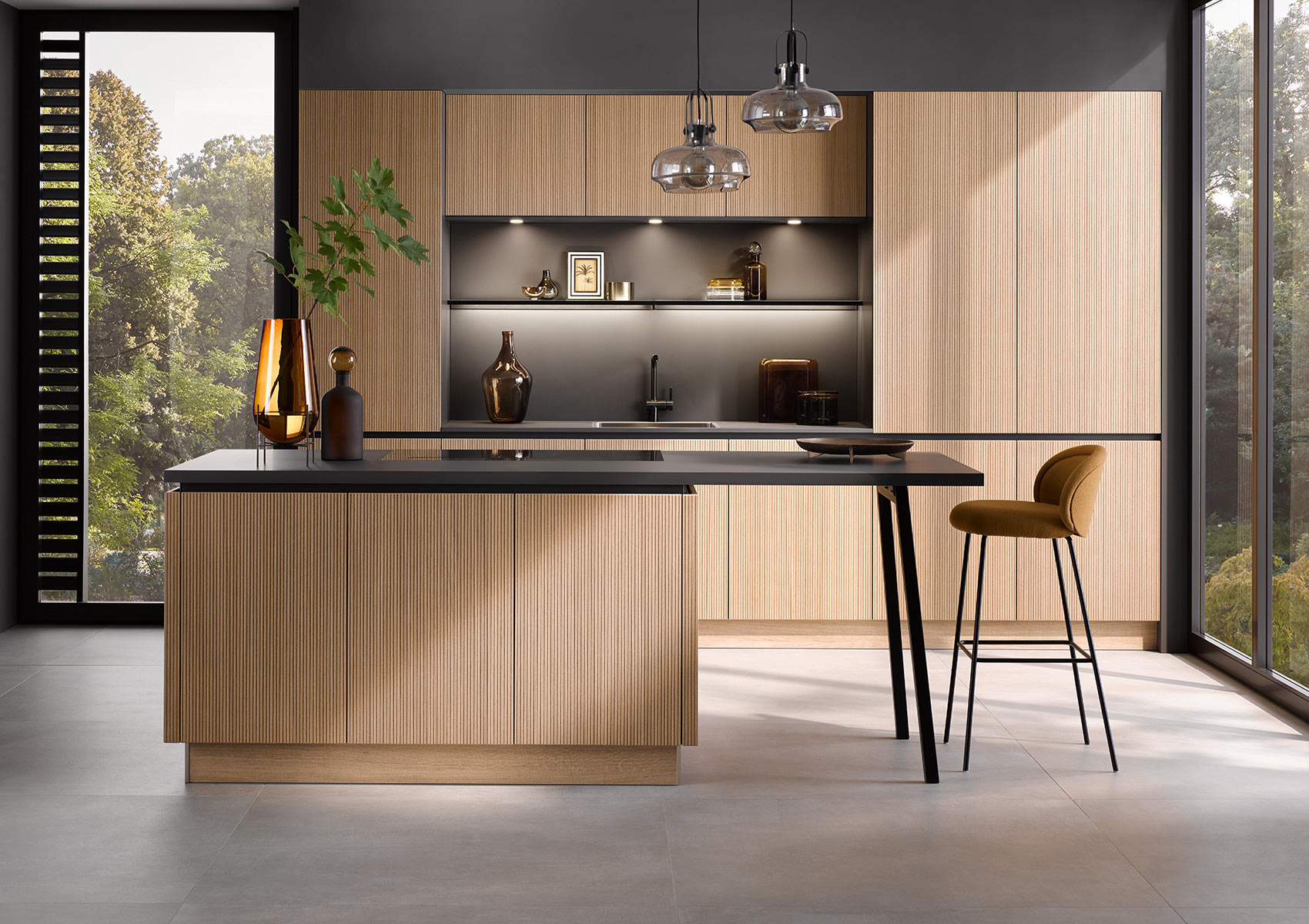 Moderne Holzküche mit Insel und Hockern