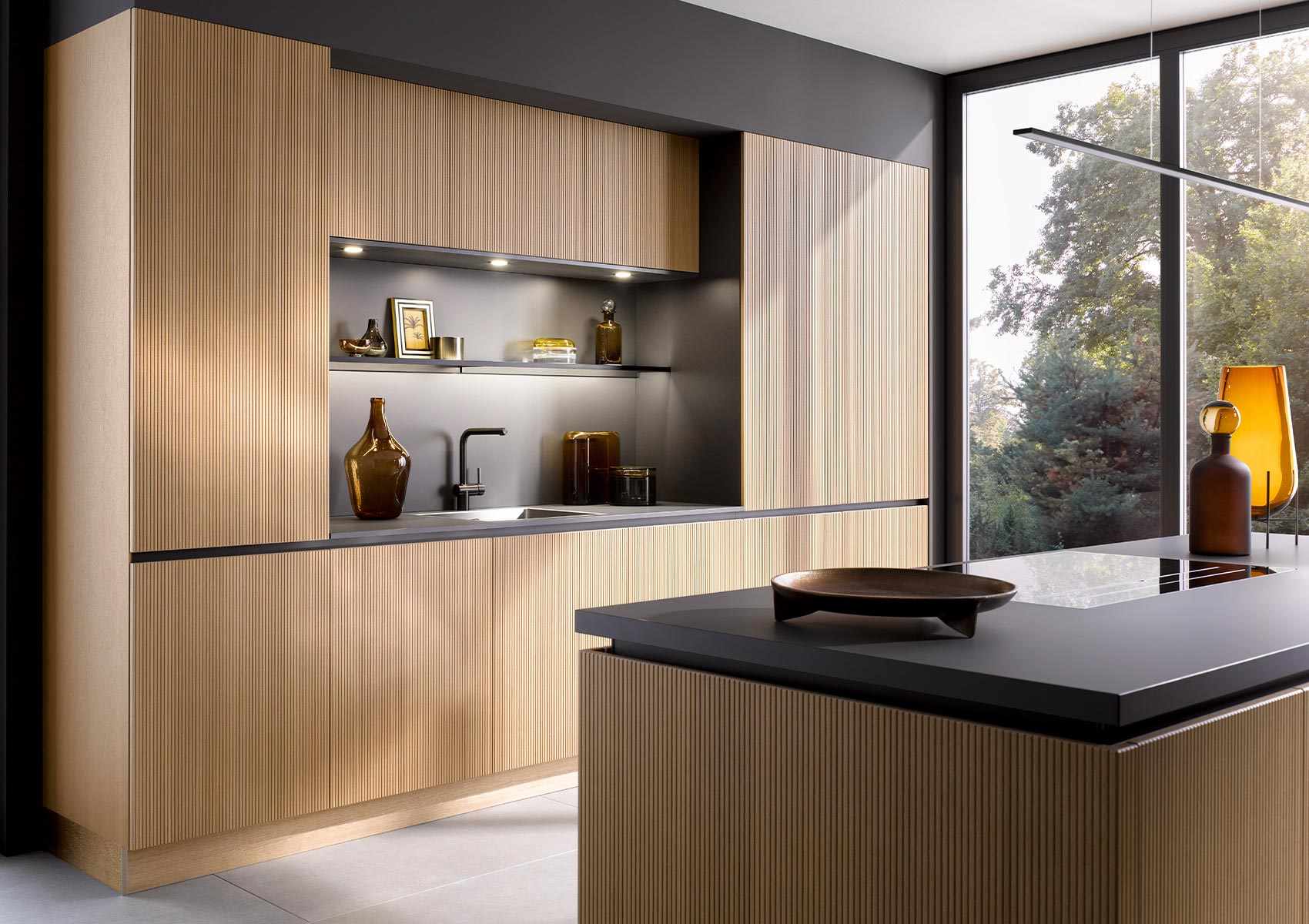 Moderne Küche mit Holzmöbeln und großer Fensteransicht