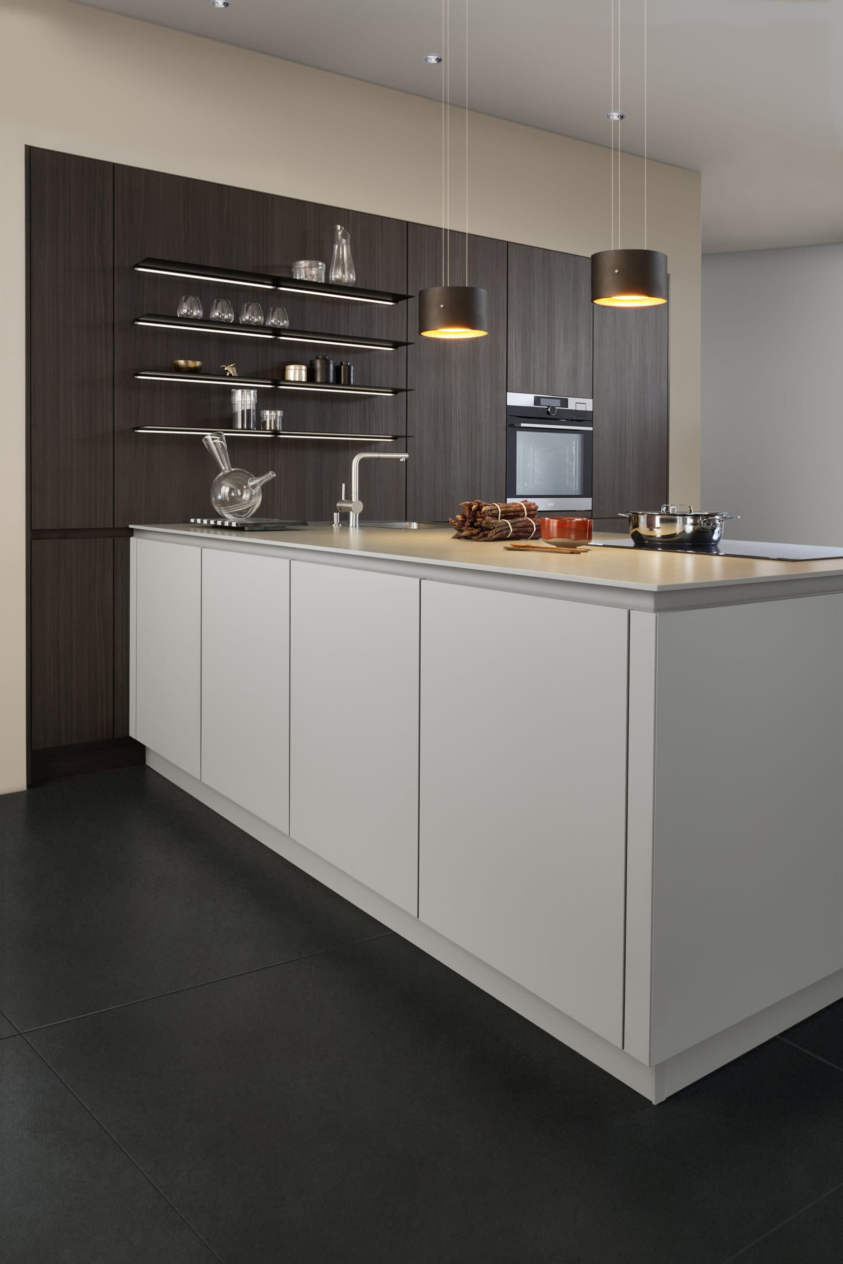 Moderne Küche mit weißer Insel und Beleuchtung