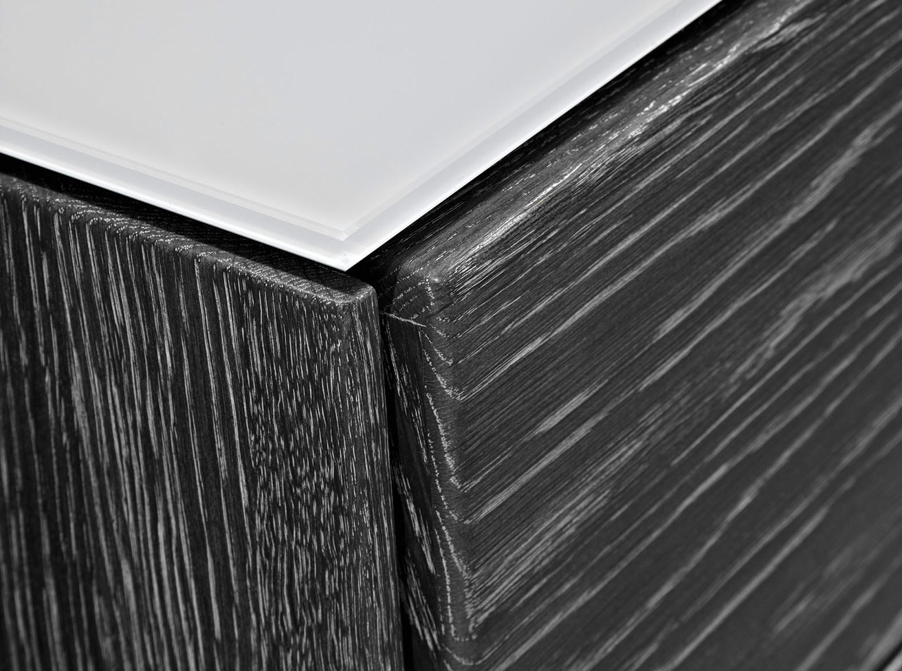 Nahaufnahme von moderner Holzmöbel-Oberfläche mit Glasplatte