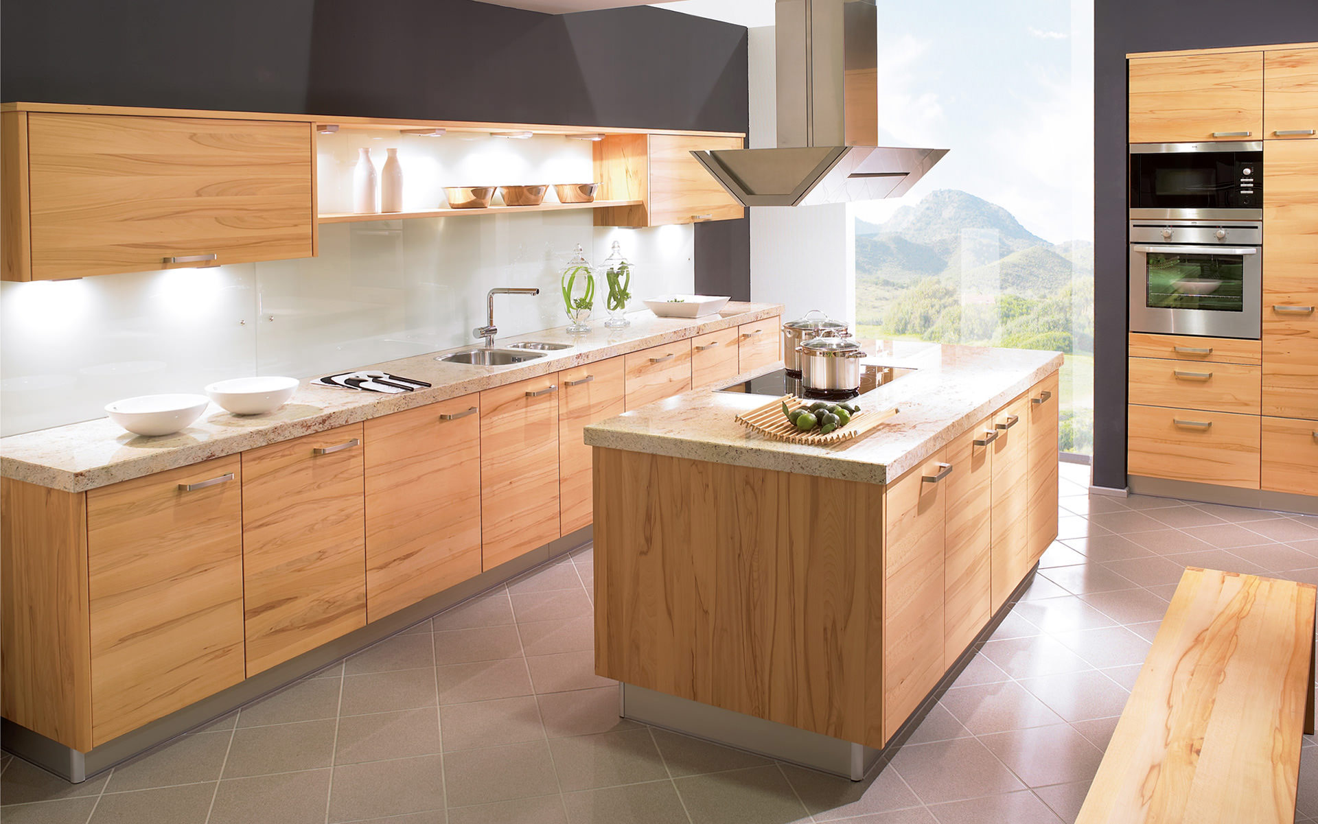 Moderne Küche mit Holzmöbeln und Naturblick.