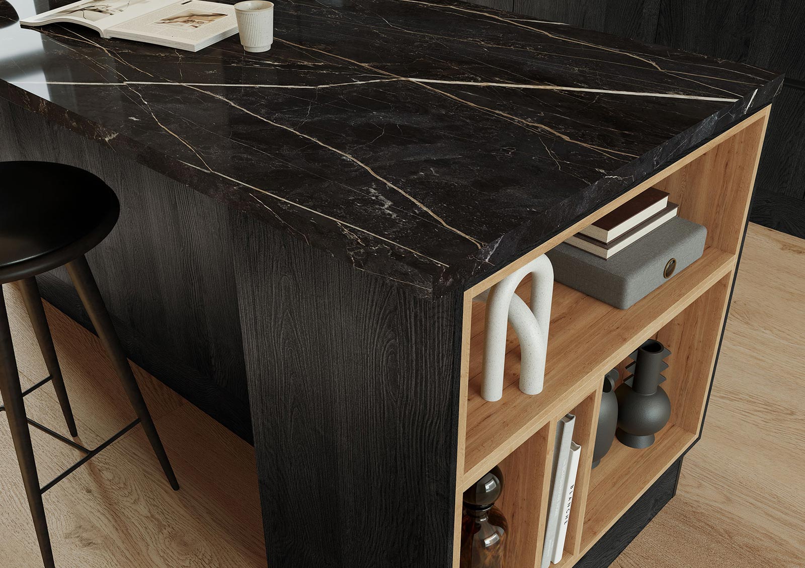 csm_Toronto_GL_Eiche_schwarz_Regal Kücheninsel mit schwarzer Marmorplatte und integrierten Holzregalen, dekoriert mit Büchern und Accessoires.
