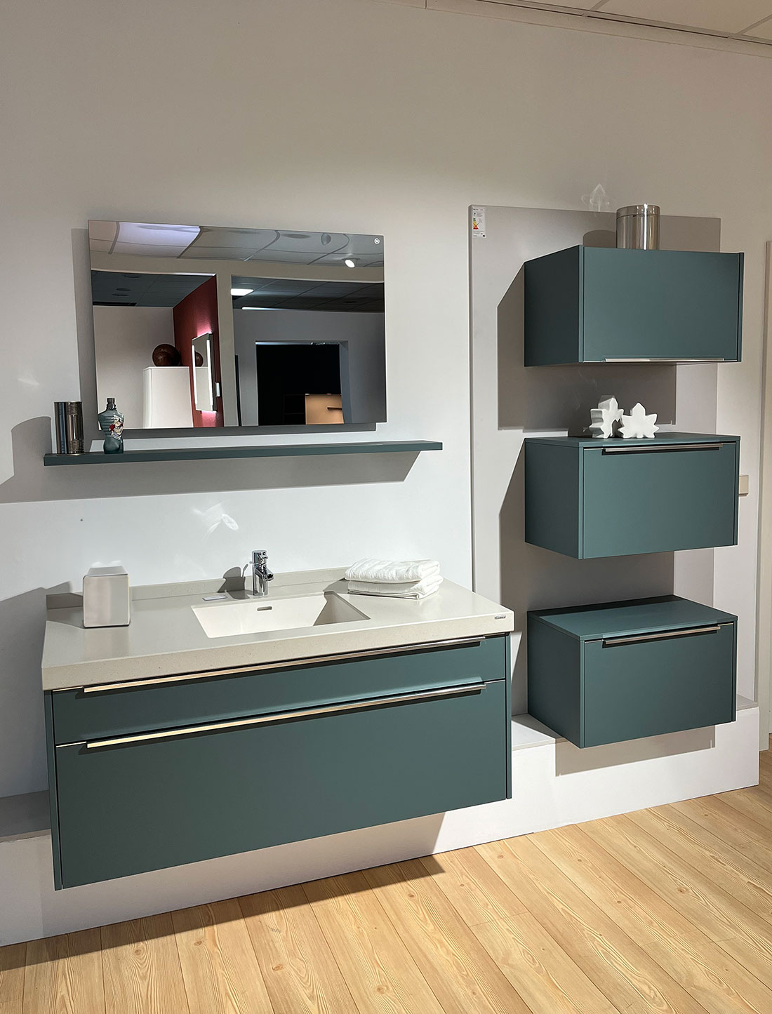 Badkoje Moderne Badezimmermöbel mit Spiegel und Waschbecken