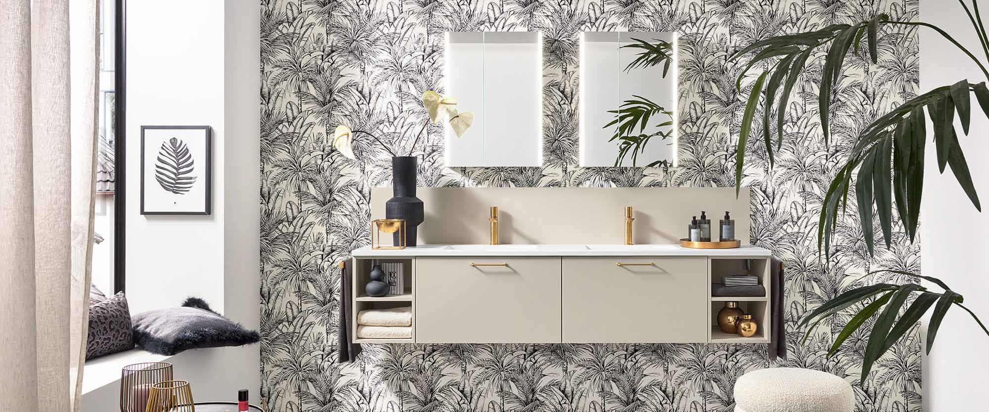 Modernes Badezimmer mit stilvollem Pflanzenmuster Wanddesign