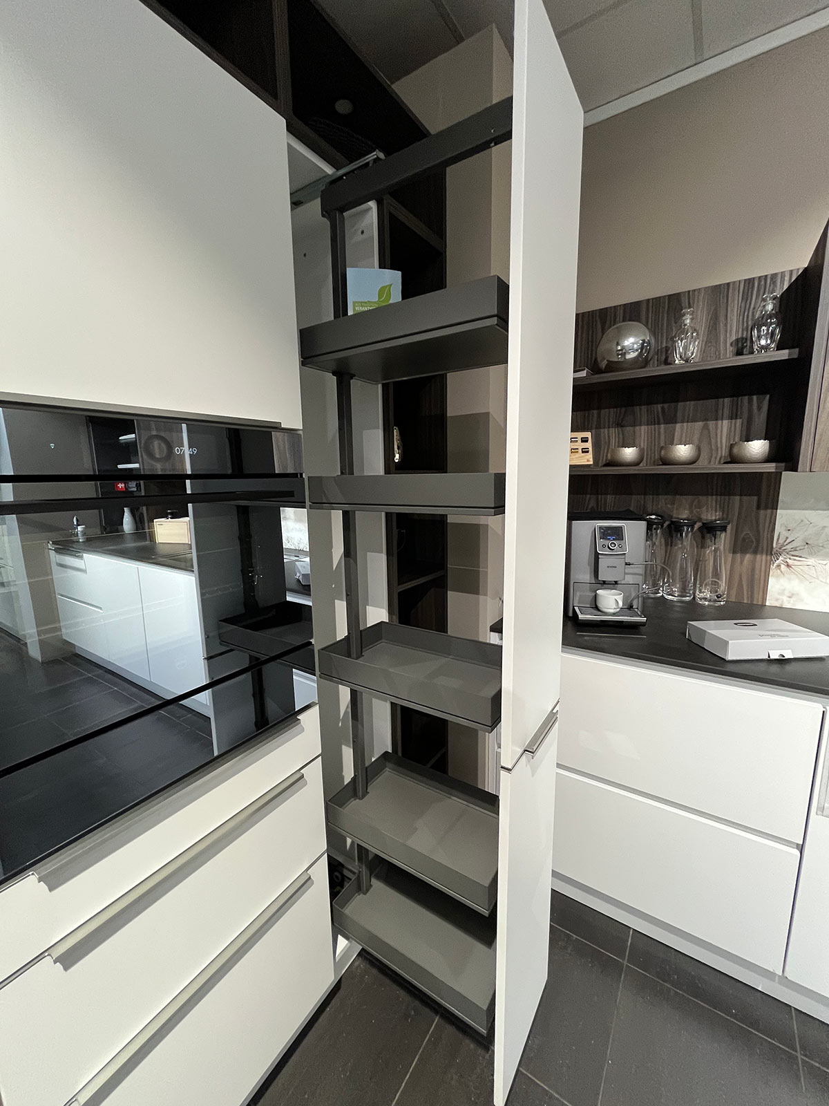 detail-koje11-5 Moderner Küchenschrank mit offenen Regalböden und Schrankelement.